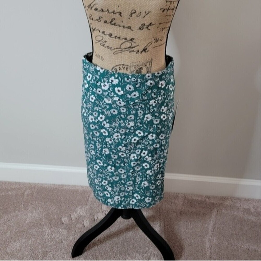 NWOT Margaret M Petites green white skirt